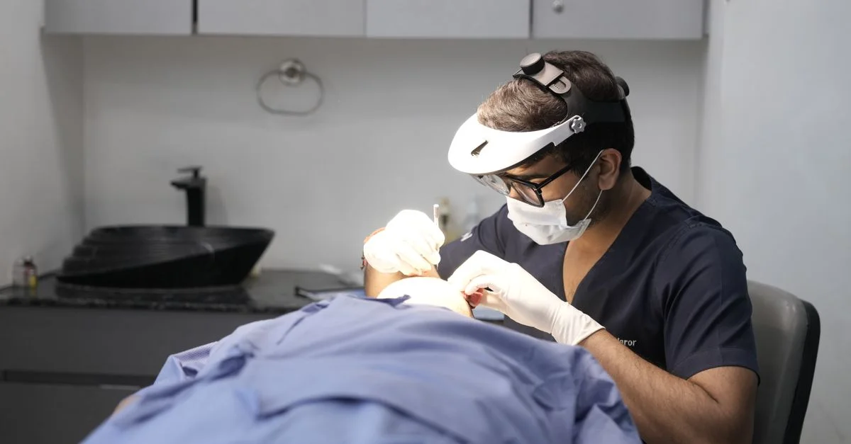 Un dermatólogo realiza un tratamiento de la piel de un paciente en un entorno clínico moderno.
