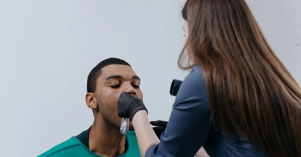 Dentista realizando una radiografía a un paciente en una clínica dental.