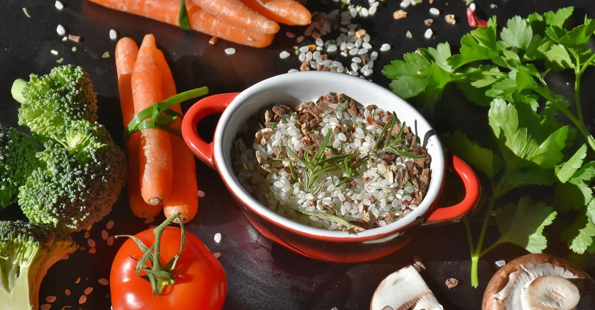 Explora una vibrante variedad de verduras y hierbas frescas perfectas para cocinar de forma saludable.