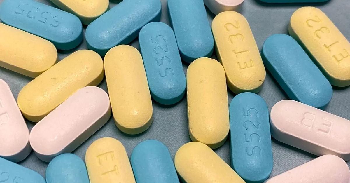 Imagen en primer plano de varias pastillas farmacéuticas de colores. Ideal para temas médicos y de salud.