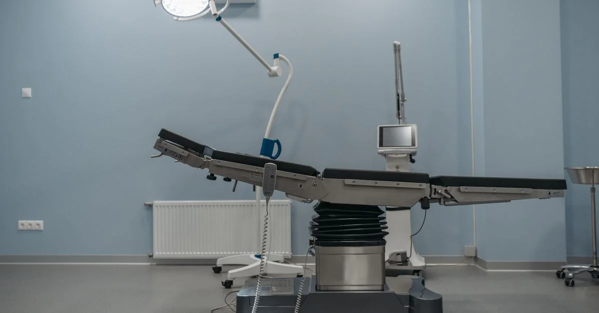 Una sala de operaciones contemporánea que exhibe equipos médicos de última generación y una mesa de cirugía.