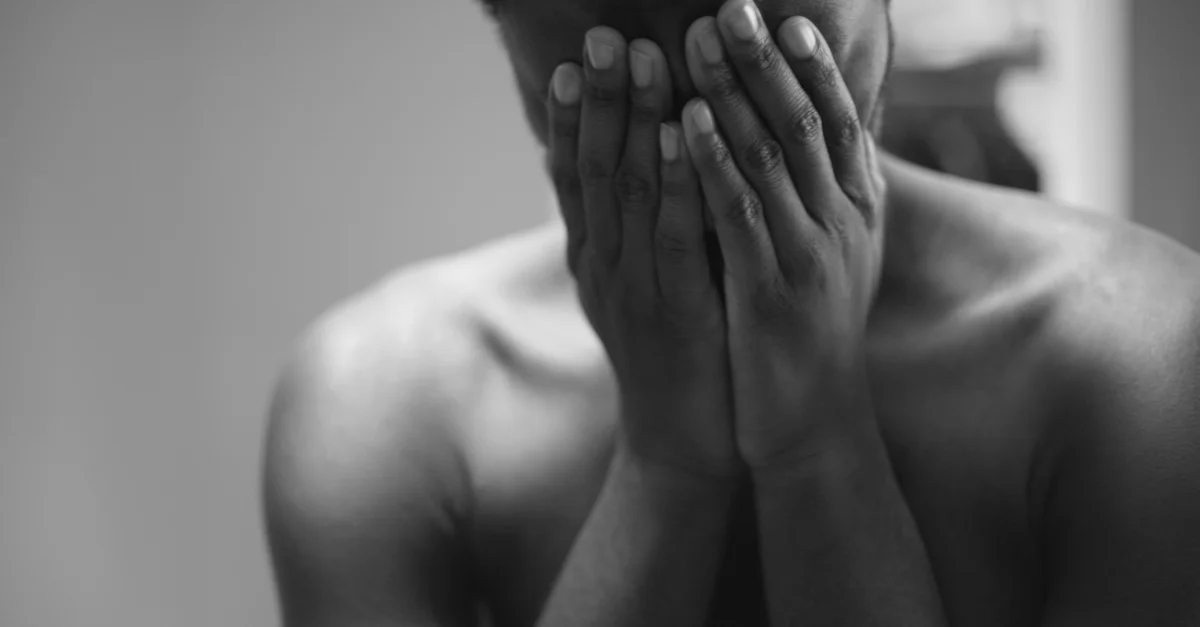 Retrato en blanco y negro de un hombre en angustia, que transmite emociones profundas y vulnerabilidad.